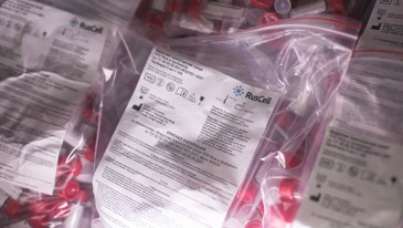 Zip-пакет с пробирками с транспортной средой объемом 5 мл с винтовой крышкой